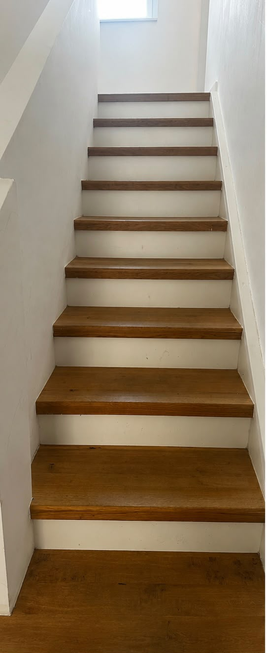 Vorher-Nachher-Vergleich einer gereinigten Holztreppe – Vorher